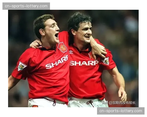 看台上的弗格森与滕哈赫握手交谈，镜头捕捉经典瞬间