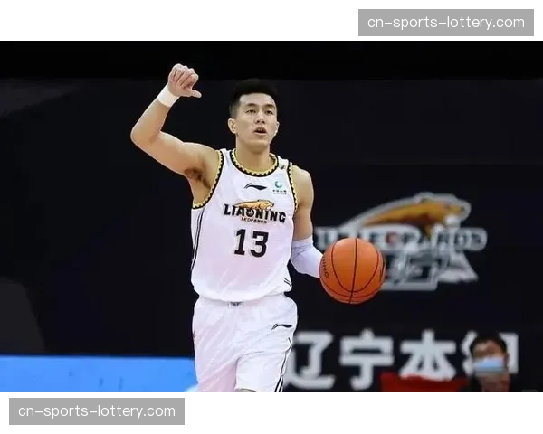 【2026年4月CBA联赛·赛中·侧记郭艾伦场边指导年轻后卫，辽宁队替补席的战术瞬间